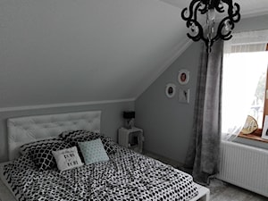 #meblezpalet - Mała szara sypialnia na poddaszu - zdjęcie od Kinga Artur Wychowalek