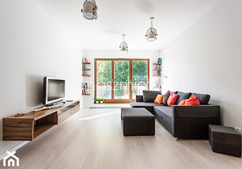 Fotografia nieruchomości - Średni biały salon z tarasem / balkonem, styl minimalistyczny - zdjęcie od Tomasz M