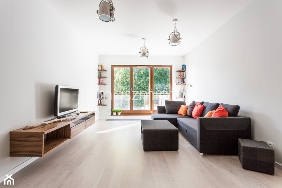 Fotografia nieruchomości - Średni biały salon z tarasem / balkonem, styl minimalistyczny - zdjęcie od Tomasz M
