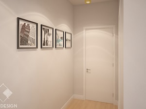 Mieszkanie z żółtymi drzwiami - Biały szary hol / przedpokój, styl skandynawski - zdjęcie od Szkic Design - Projektowanie wnętrz