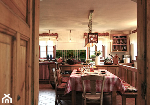 Kuchnia w Janówce - Duża zamknięta biała z zabudowaną lodówką kuchnia w kształcie litery l z oknem, styl rustykalny - zdjęcie od Beata Szczudrawa projektowanie wnętrz