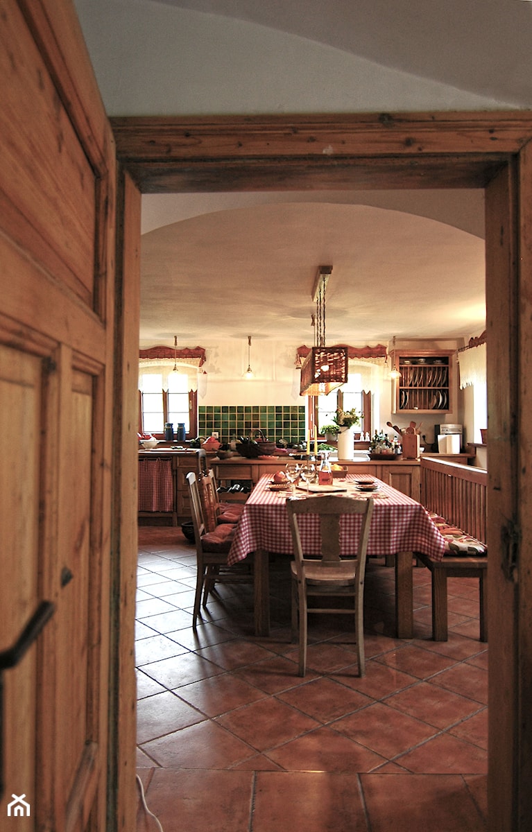 Kuchnia w Janówce - Duża zamknięta biała z zabudowaną lodówką kuchnia w kształcie litery l z oknem, styl rustykalny - zdjęcie od Beata Szczudrawa projektowanie wnętrz