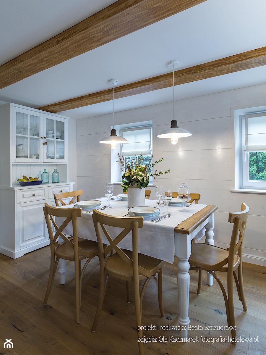 Dom przysłupowy - Średnia biała jadalnia, styl rustykalny - zdjęcie od Beata Szczudrawa projektowanie wnętrz
