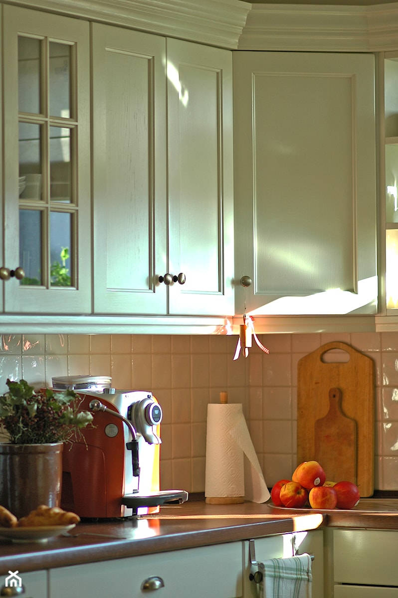 Dom w Bogatyni - Mała zamknięta z kamiennym blatem beżowa z lodówką wolnostojącą kuchnia w kształcie litery l, styl tradycyjny - zdjęcie od Beata Szczudrawa projektowanie wnętrz