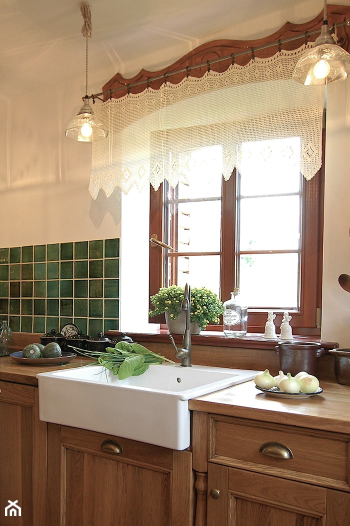 Kuchnia w Janówce - Średnia biała zielona z nablatowym zlewozmywakiem kuchnia jednorzędowa z oknem, styl rustykalny - zdjęcie od Beata Szczudrawa projektowanie wnętrz - Homebook