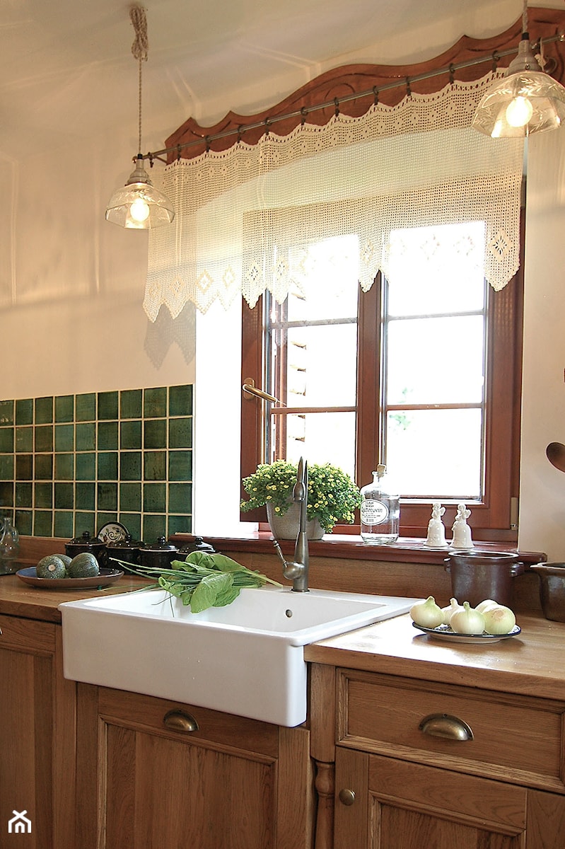 Kuchnia w Janówce - Średnia biała zielona z nablatowym zlewozmywakiem kuchnia jednorzędowa z oknem, styl rustykalny - zdjęcie od Beata Szczudrawa projektowanie wnętrz