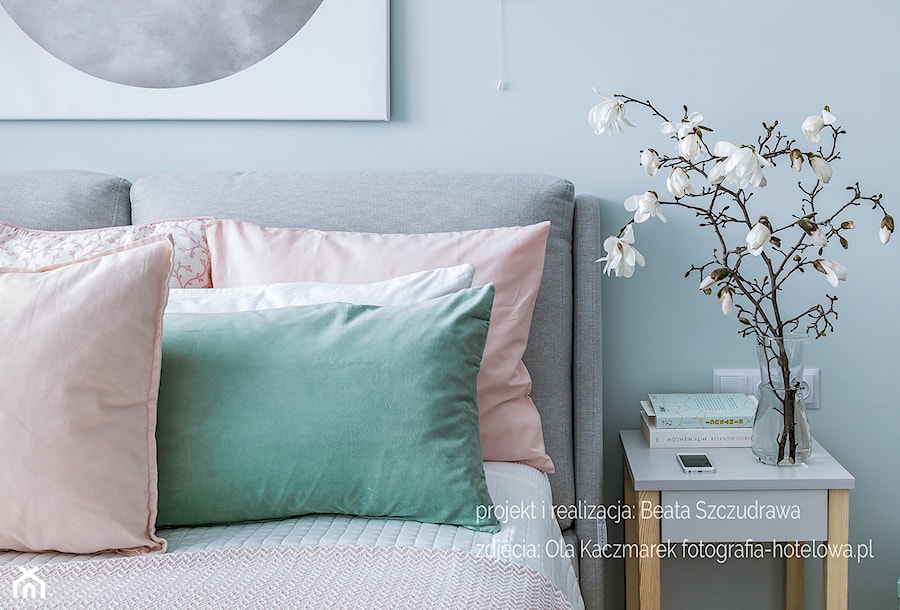 Mieszkanie w bloku dla kobiety - Mała biała sypialnia, styl skandynawski - zdjęcie od Beata Szczudrawa projektowanie wnętrz