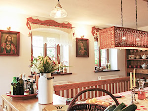 Kuchnia w Janówce - Biała kuchnia z oknem, styl rustykalny - zdjęcie od Beata Szczudrawa projektowanie wnętrz