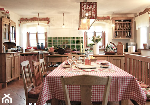 Kuchnia w Janówce - Duża otwarta biała z zabudowaną lodówką kuchnia w kształcie litery u z wyspą lub półwyspem z oknem, styl rustykalny - zdjęcie od Beata Szczudrawa projektowanie wnętrz