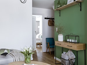Mieszkanie w bloku dla kobiety - Mały biały zielony salon, styl nowoczesny - zdjęcie od Beata Szczudrawa projektowanie wnętrz