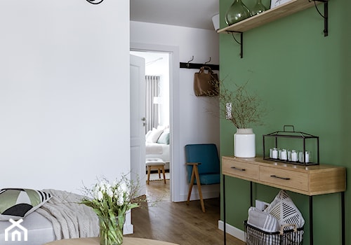 Mieszkanie w bloku dla kobiety - Mały biały zielony salon, styl nowoczesny - zdjęcie od Beata Szczudrawa projektowanie wnętrz