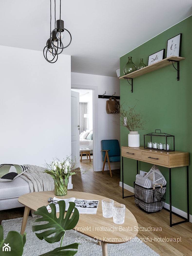 Mieszkanie w bloku dla kobiety - Mały biały zielony salon, styl nowoczesny - zdjęcie od Beata Szczudrawa projektowanie wnętrz - Homebook