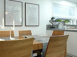 Dom w Lubaniu - Mała biała jadalnia w kuchni, styl nowoczesny - zdjęcie od Beata Szczudrawa projektowanie wnętrz