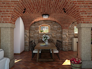 Rustykalny dom - Duża otwarta biała szara kuchnia z marmurem nad blatem kuchennym, styl rustykalny - zdjęcie od Beata Szczudrawa projektowanie wnętrz