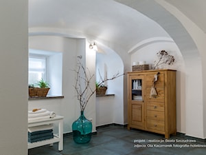 Dom przysłupowy - Na poddaszu łazienka z oknem, styl rustykalny - zdjęcie od Beata Szczudrawa projektowanie wnętrz
