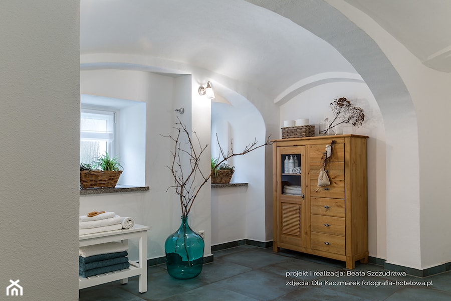 Dom przysłupowy - Na poddaszu łazienka z oknem, styl rustykalny - zdjęcie od Beata Szczudrawa projektowanie wnętrz
