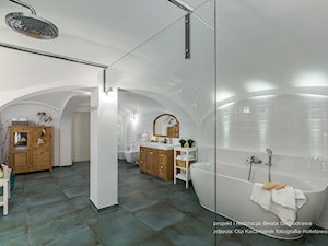 Dom przysłupowy - Średnia na poddaszu bez okna jako pokój kąpielowy z lustrem łazienka, styl rustykalny - zdjęcie od Beata Szczudrawa projektowanie wnętrz