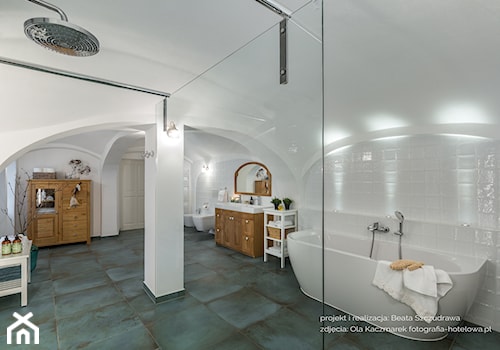 Dom przysłupowy - Średnia na poddaszu bez okna jako pokój kąpielowy z lustrem łazienka, styl rustykalny - zdjęcie od Beata Szczudrawa projektowanie wnętrz