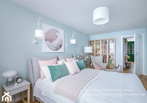 Mieszkanie w bloku dla kobiety - Średnia niebieska sypialnia, styl skandynawski - zdjęcie od Beata Szczudrawa projektowanie wnętrz
