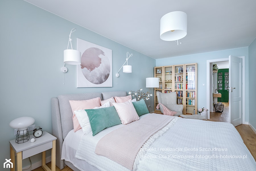 Mieszkanie w bloku dla kobiety - Średnia niebieska sypialnia, styl skandynawski - zdjęcie od Beata Szczudrawa projektowanie wnętrz