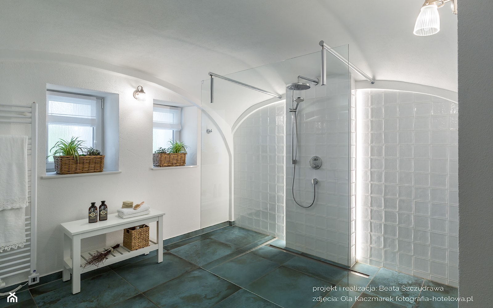 Dom przysłupowy - Duża biała łazienka na poddaszu w domu jednorodzinnym jako salon kąpielowy z oknem ... - zdjęcie od Beata Szczudrawa projektowanie wnętrz - Homebook