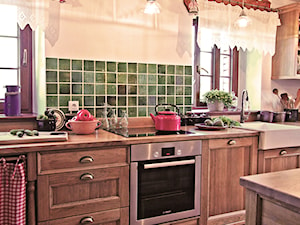 Kuchnia w Janówce - Średnia biała z zabudowaną lodówką kuchnia jednorzędowa z oknem, styl rustykalny - zdjęcie od Beata Szczudrawa projektowanie wnętrz