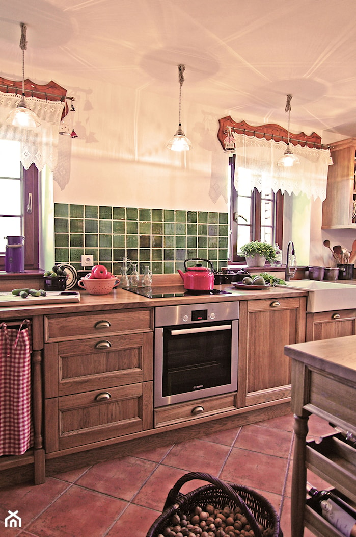 Kuchnia w Janówce - Średnia biała z zabudowaną lodówką kuchnia jednorzędowa z oknem, styl rustykalny - zdjęcie od Beata Szczudrawa projektowanie wnętrz - Homebook