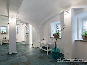 Dom przysłupowy - Duża na poddaszu jako pokój kąpielowy łazienka z oknem, styl rustykalny - zdjęcie od Beata Szczudrawa projektowanie wnętrz