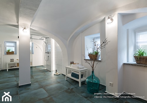 Dom przysłupowy - Duża na poddaszu jako pokój kąpielowy łazienka z oknem, styl rustykalny - zdjęcie od Beata Szczudrawa projektowanie wnętrz