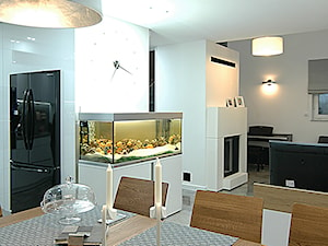 Dom w Lubaniu - Duża biała jadalnia w kuchni, styl nowoczesny - zdjęcie od Beata Szczudrawa projektowanie wnętrz