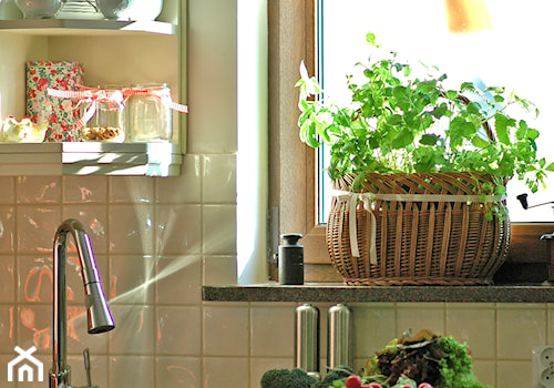 Dom w Bogatyni - Średnia z kamiennym blatem biała z nablatowym zlewozmywakiem kuchnia jednorzędowa z oknem, styl tradycyjny - zdjęcie od Beata Szczudrawa projektowanie wnętrz