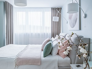 Mieszkanie w bloku dla kobiety - Średnia szara sypialnia, styl skandynawski - zdjęcie od Beata Szczudrawa projektowanie wnętrz
