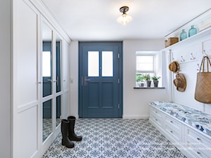 Dom przysłupowy - Duży z wieszakiem biały niebieski hol / przedpokój, styl rustykalny - zdjęcie od Beata Szczudrawa projektowanie wnętrz