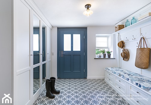 Dom przysłupowy - Duży z wieszakiem biały niebieski hol / przedpokój, styl rustykalny - zdjęcie od Beata Szczudrawa projektowanie wnętrz