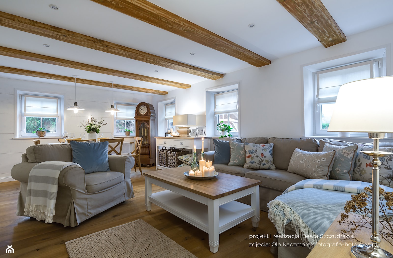 Dom przysłupowy - Duży biały salon z jadalnią, styl rustykalny - zdjęcie od Beata Szczudrawa projektowanie wnętrz - Homebook