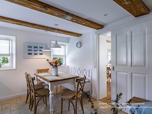 Dom przysłupowy - Biała kuchnia z oknem, styl rustykalny - zdjęcie od Beata Szczudrawa projektowanie wnętrz