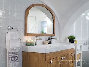 Dom przysłupowy - Średnia z lustrem z dwoma umywalkami łazienka z oknem - zdjęcie od Beata Szczudrawa projektowanie wnętrz