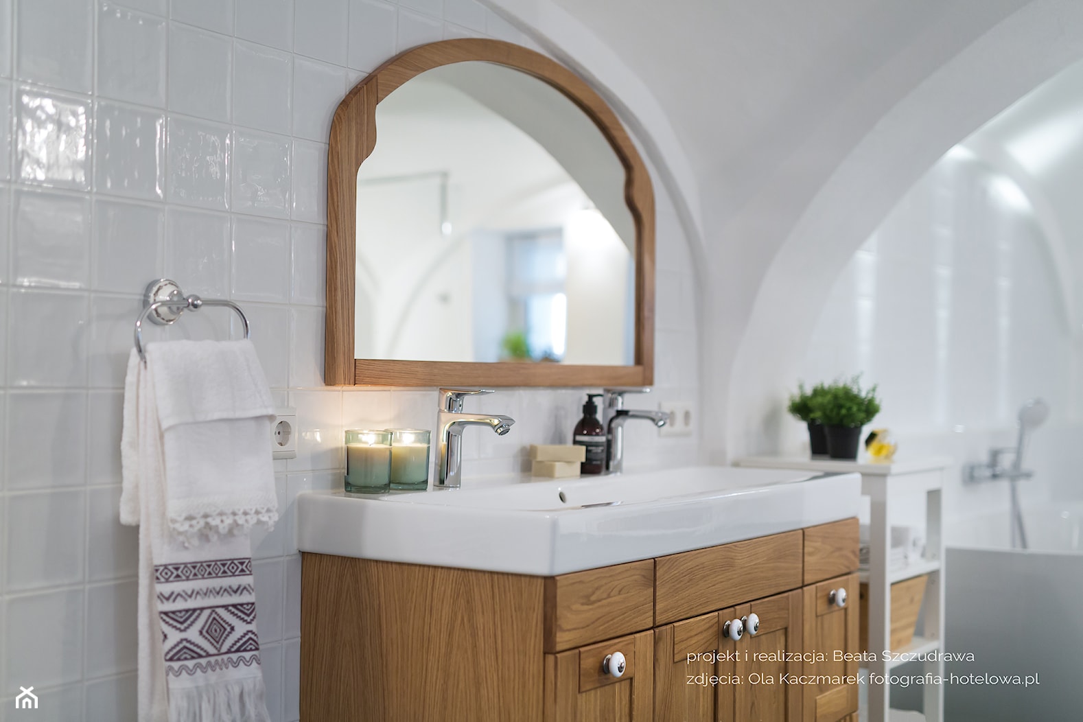 Dom przysłupowy - Średnia z lustrem z dwoma umywalkami łazienka z oknem - zdjęcie od Beata Szczudrawa projektowanie wnętrz - Homebook