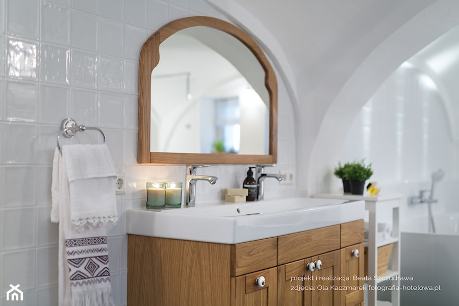 Dom przysłupowy - Średnia z lustrem z dwoma umywalkami łazienka z oknem - zdjęcie od Beata Szczudrawa projektowanie wnętrz