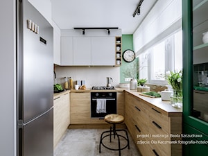 Mieszkanie w bloku dla kobiety - Mała zamknięta szara zielona z zabudowaną lodówką z nablatowym zlewozmywakiem kuchnia w kształcie litery u z oknem, styl nowoczesny - zdjęcie od Beata Szczudrawa projektowanie wnętrz