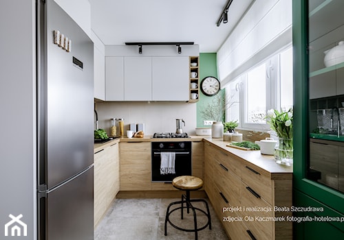 Mieszkanie w bloku dla kobiety - Mała zamknięta szara zielona z zabudowaną lodówką z nablatowym zlewozmywakiem kuchnia w kształcie litery u z oknem, styl nowoczesny - zdjęcie od Beata Szczudrawa projektowanie wnętrz