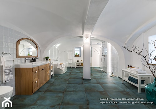 Dom przysłupowy - Duża na poddaszu jako pokój kąpielowy z lustrem z dwoma umywalkami łazienka z oknem, styl rustykalny - zdjęcie od Beata Szczudrawa projektowanie wnętrz