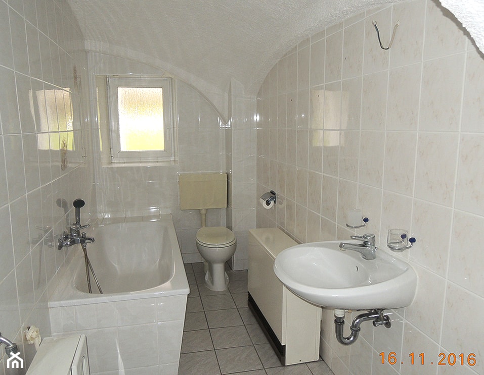 Dom przysłupowy - Mała łazienka z oknem, styl rustykalny - zdjęcie od Beata Szczudrawa projektowanie wnętrz - Homebook