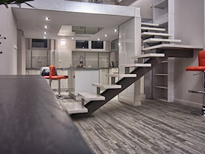 Salon ze schodami na antresolę - zdjęcie od Cobe.Art