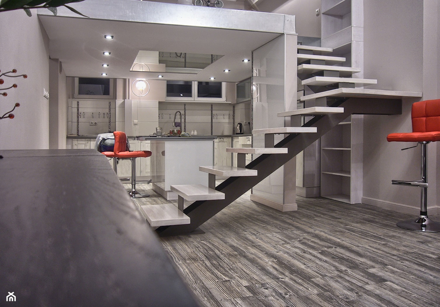 Salon ze schodami na antresolę - zdjęcie od Cobe.Art - Homebook