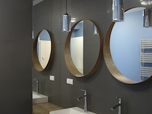 Łazienka z okrągłymi lustrami