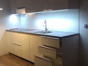 Kuchnie na wymiar - Mała otwarta z salonem z zabudowaną lodówką z nablatowym zlewozmywakiem kuchnia jednorzędowa, styl nowoczesny - zdjęcie od quickmeble