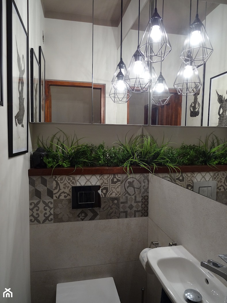 Toaleta dla gości (jesień 2017) - Mała na poddaszu bez okna łazienka, styl nowoczesny - zdjęcie od AQ Design - Homebook