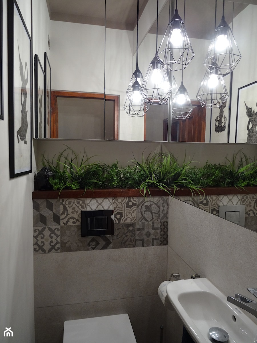 Toaleta dla gości (jesień 2017) - Mała na poddaszu bez okna łazienka, styl nowoczesny - zdjęcie od AQ Design