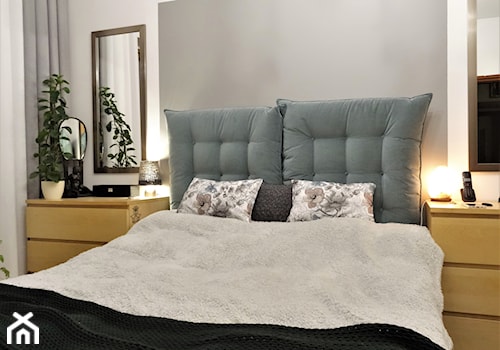 sypialnia - weekendowa metamorfoza (lato 2019) - Mała biała szara sypialnia, styl nowoczesny - zdjęcie od AQ Design
